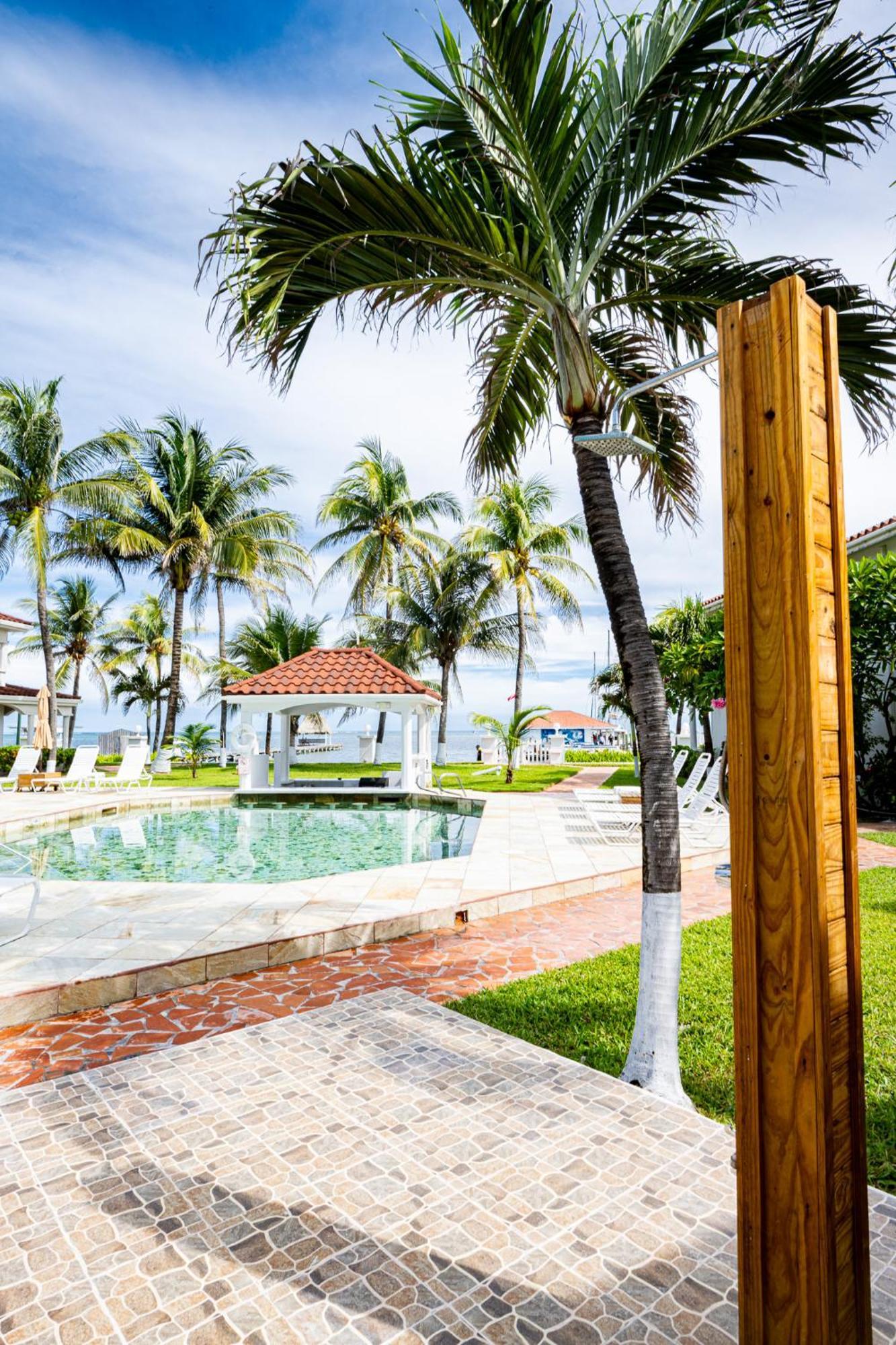 Isla Bonita Yacht Club Hotel Сан Педро Екстериор снимка